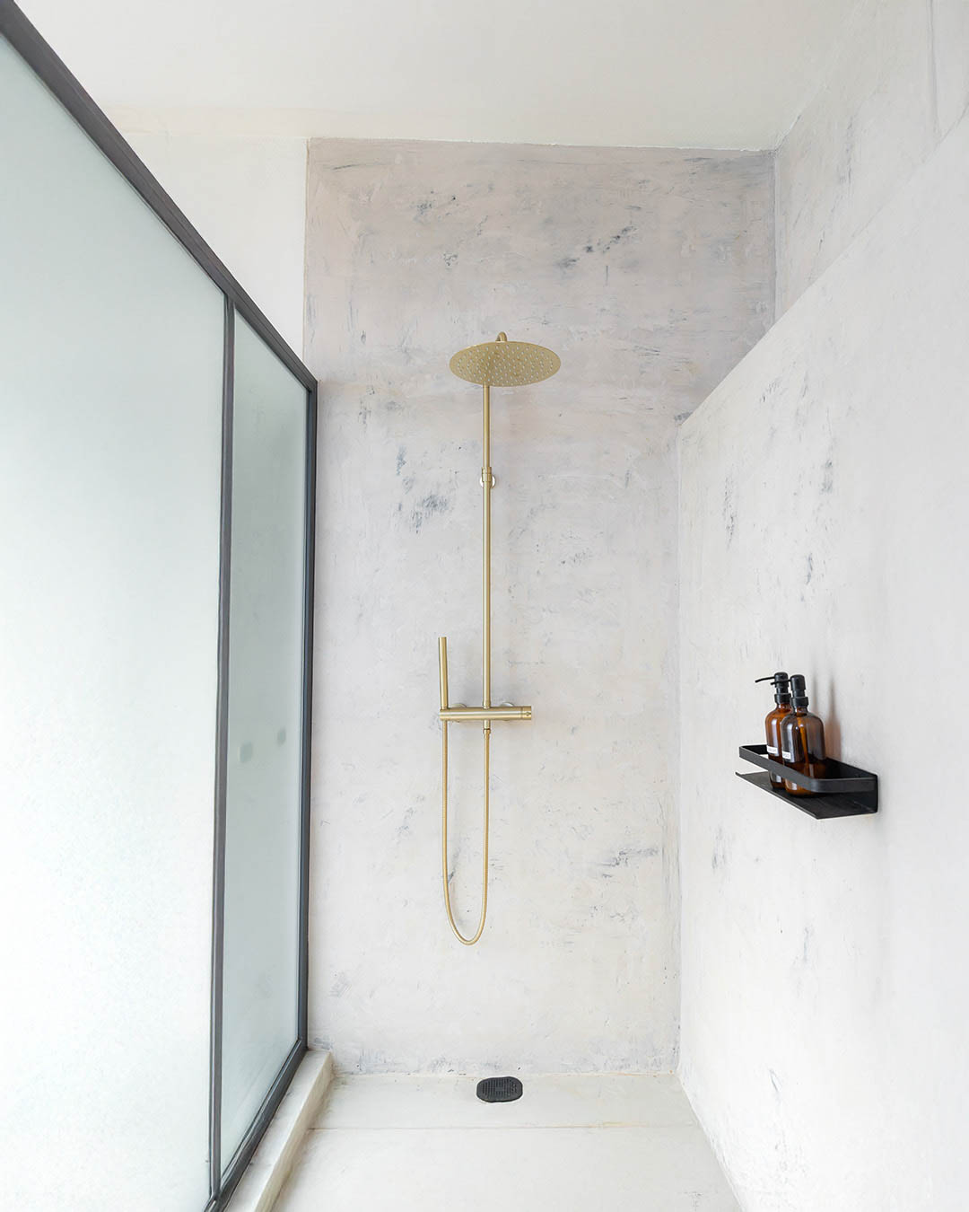 Bagno di design mediterraneo in masseria pugliese con rivestimenti naturali