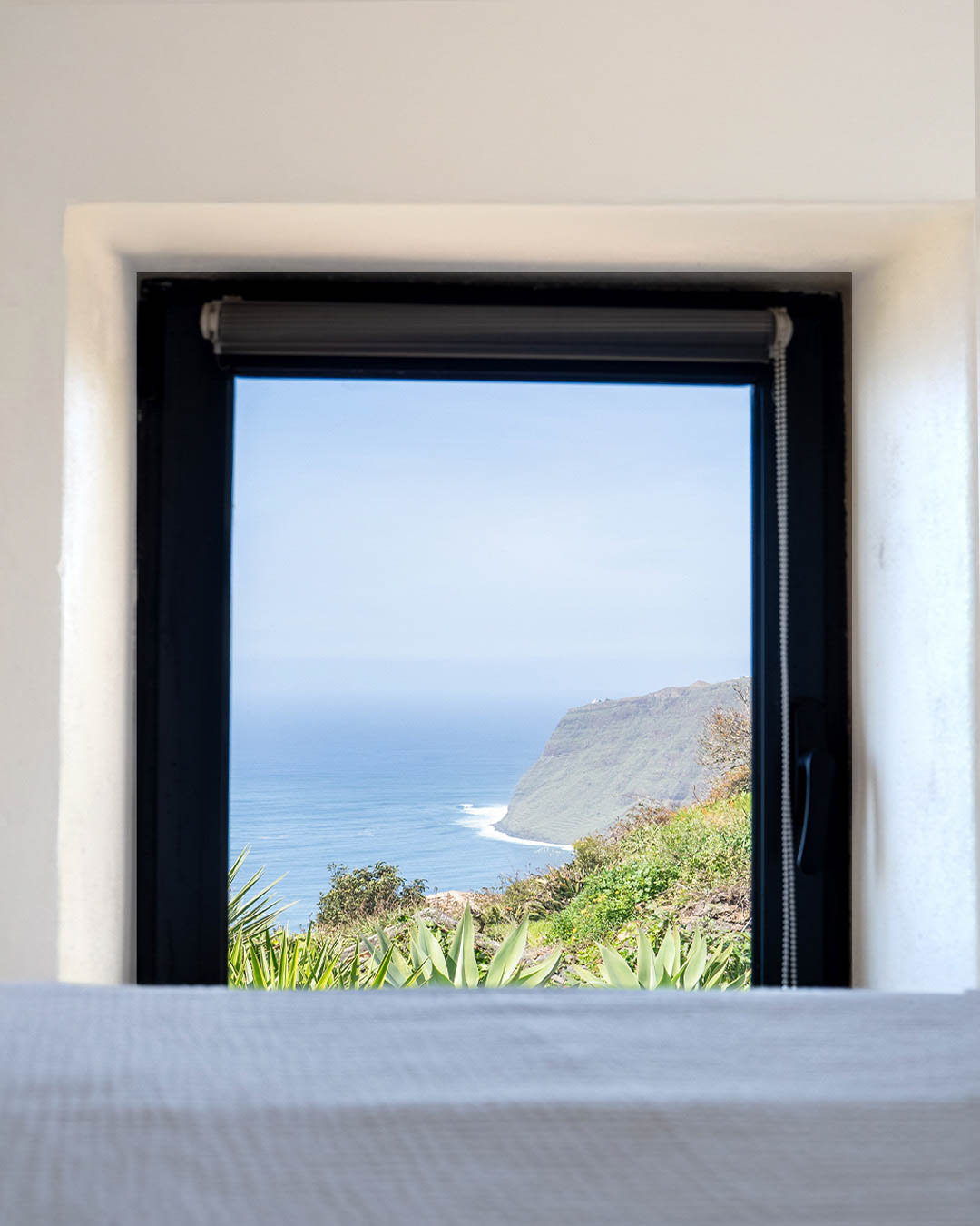 Camera elegante di B&B mediterraneo in Puglia con elementi in legno e lino