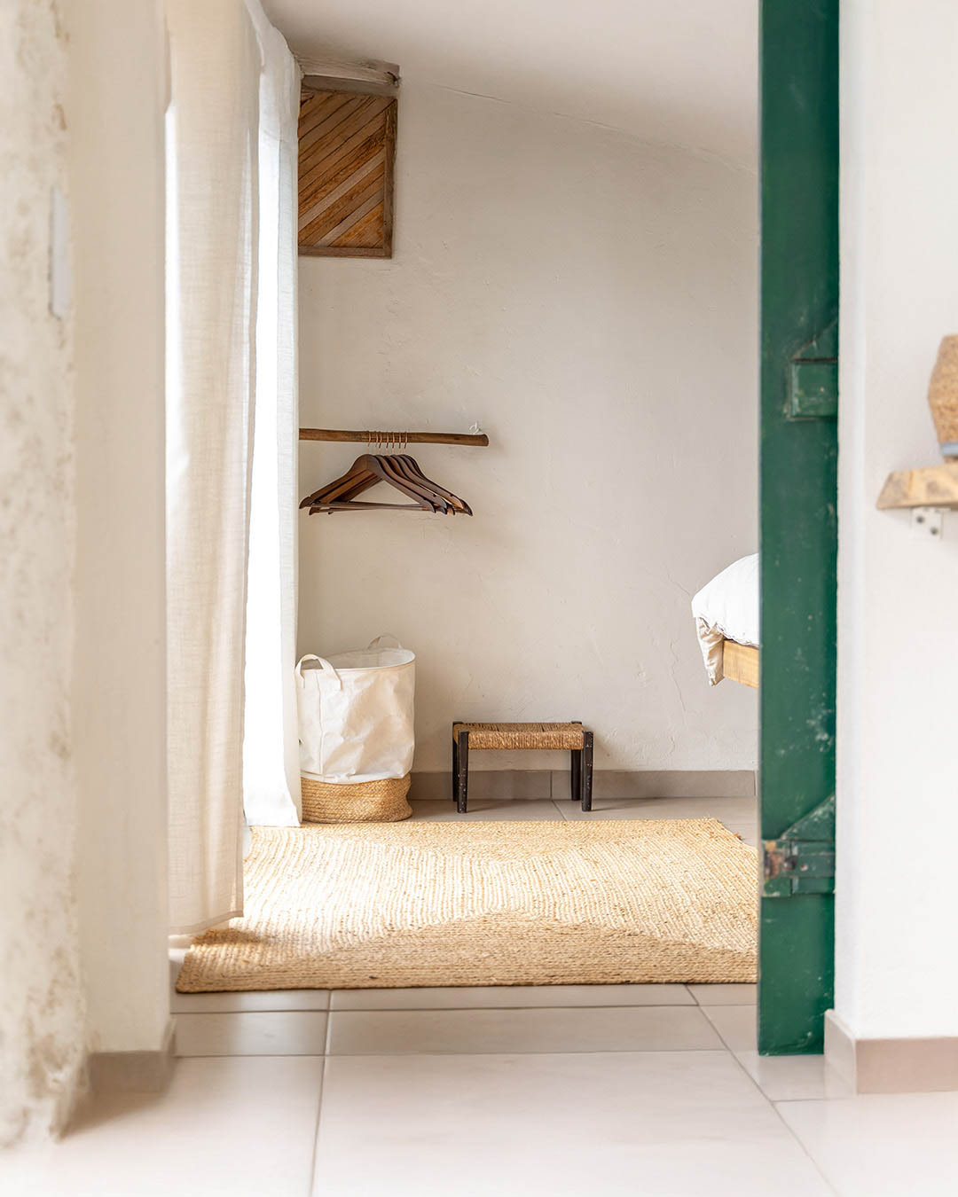 Dettaglio architettonico in pietra naturale di residenza mediterranea in Puglia