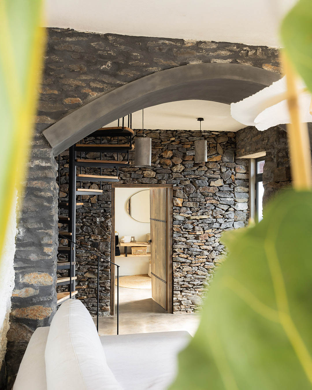 Sala living di villa di lusso in Puglia con ampie vetrate e vista giardino