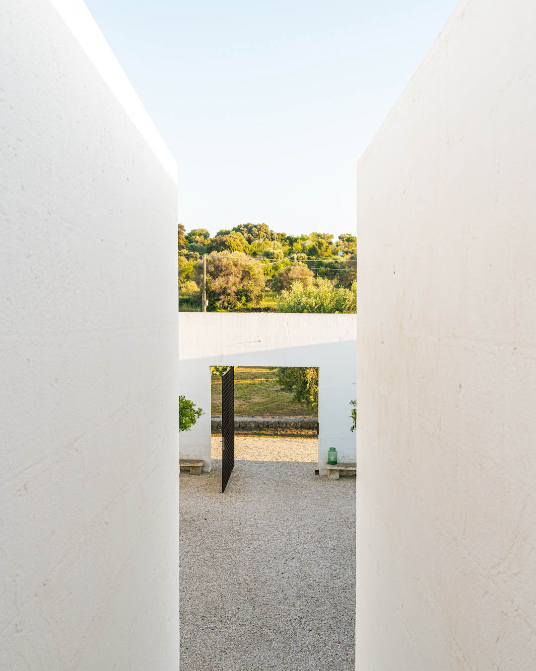 Architettura mediterranea di una masseria in Puglia durante un evento esclusivo