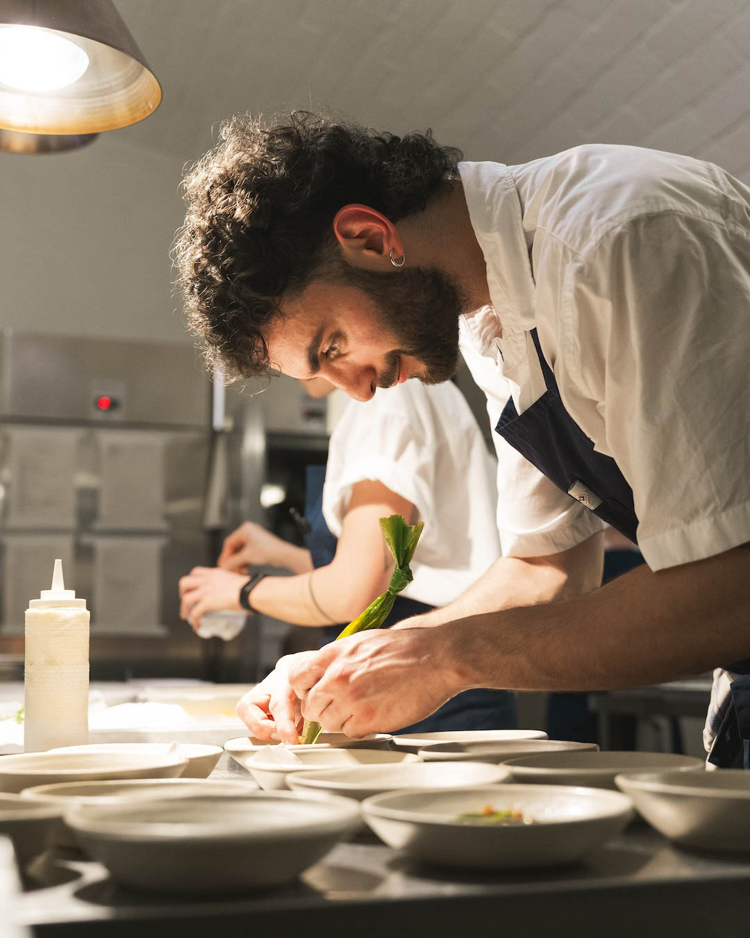 Chef e brigata al lavoro durante evento gastronomico in Puglia
