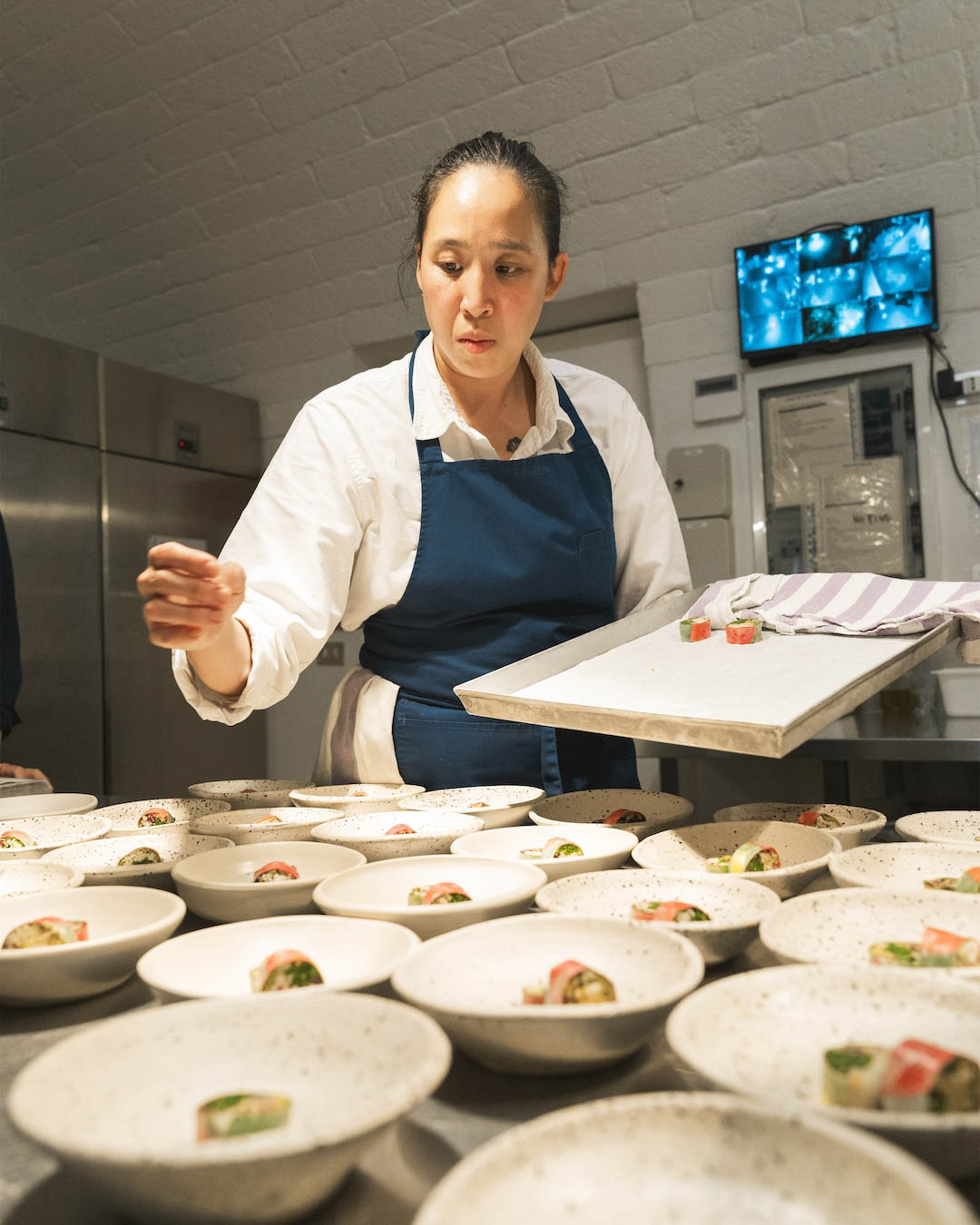 Chef mentre prepara piatti gourmet per un evento in masseria pugliese