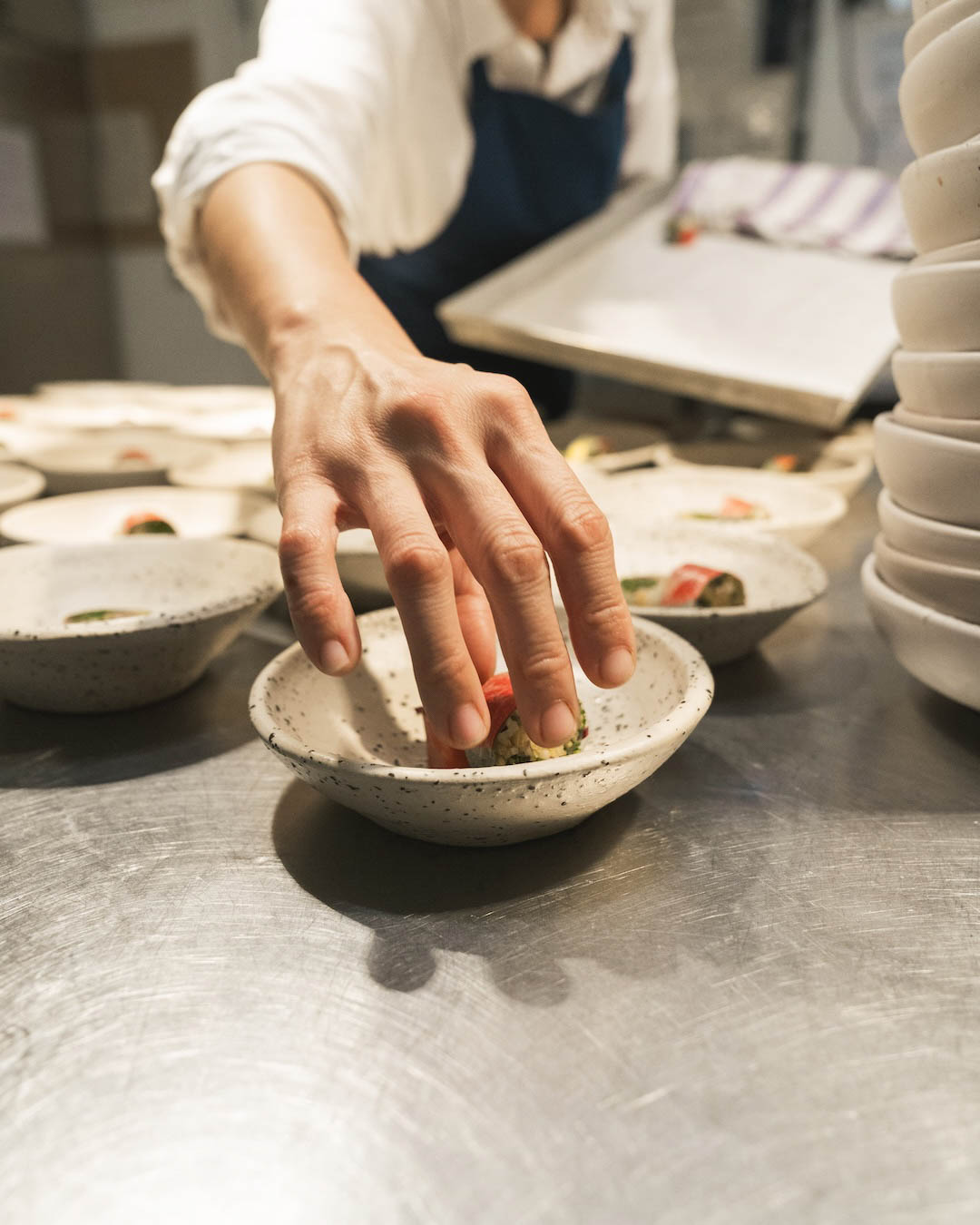 Decorazione raffinata di un piatto da chef durante evento gourmet