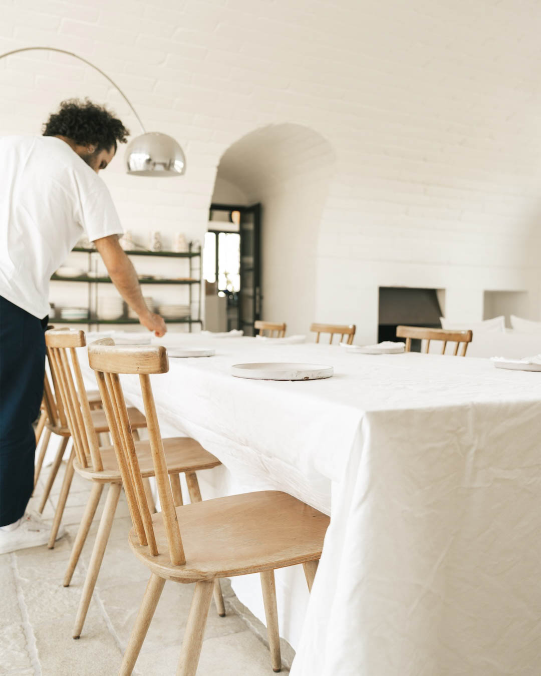 Dettagli eleganti della masseria durante un evento chic in Puglia