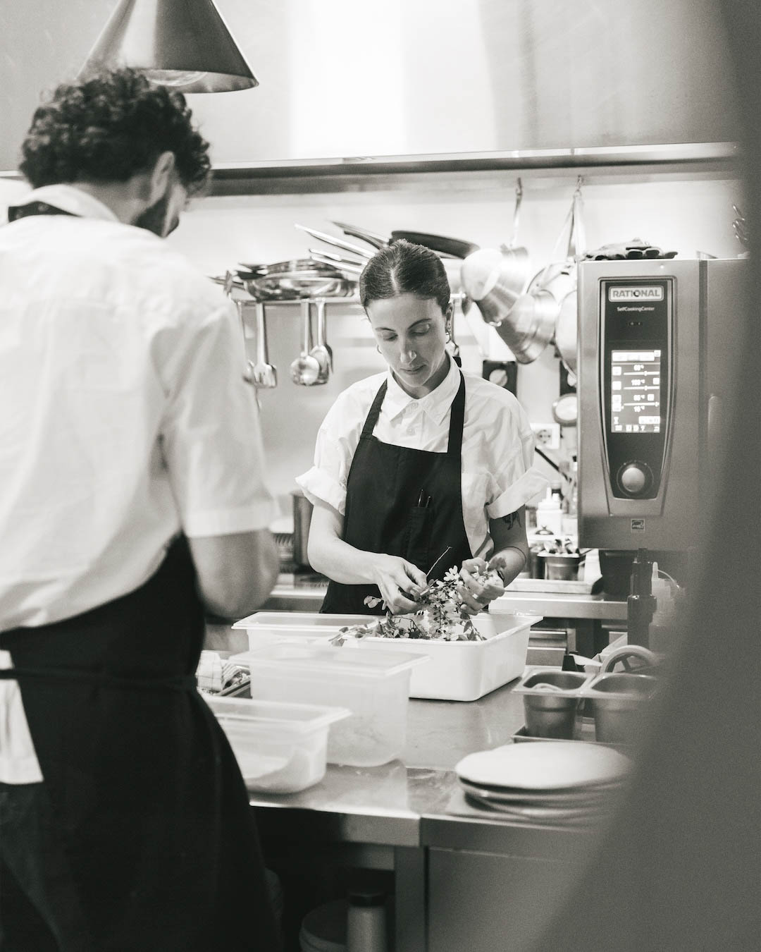 Squadra di cucina al lavoro con passione in masseria in Puglia