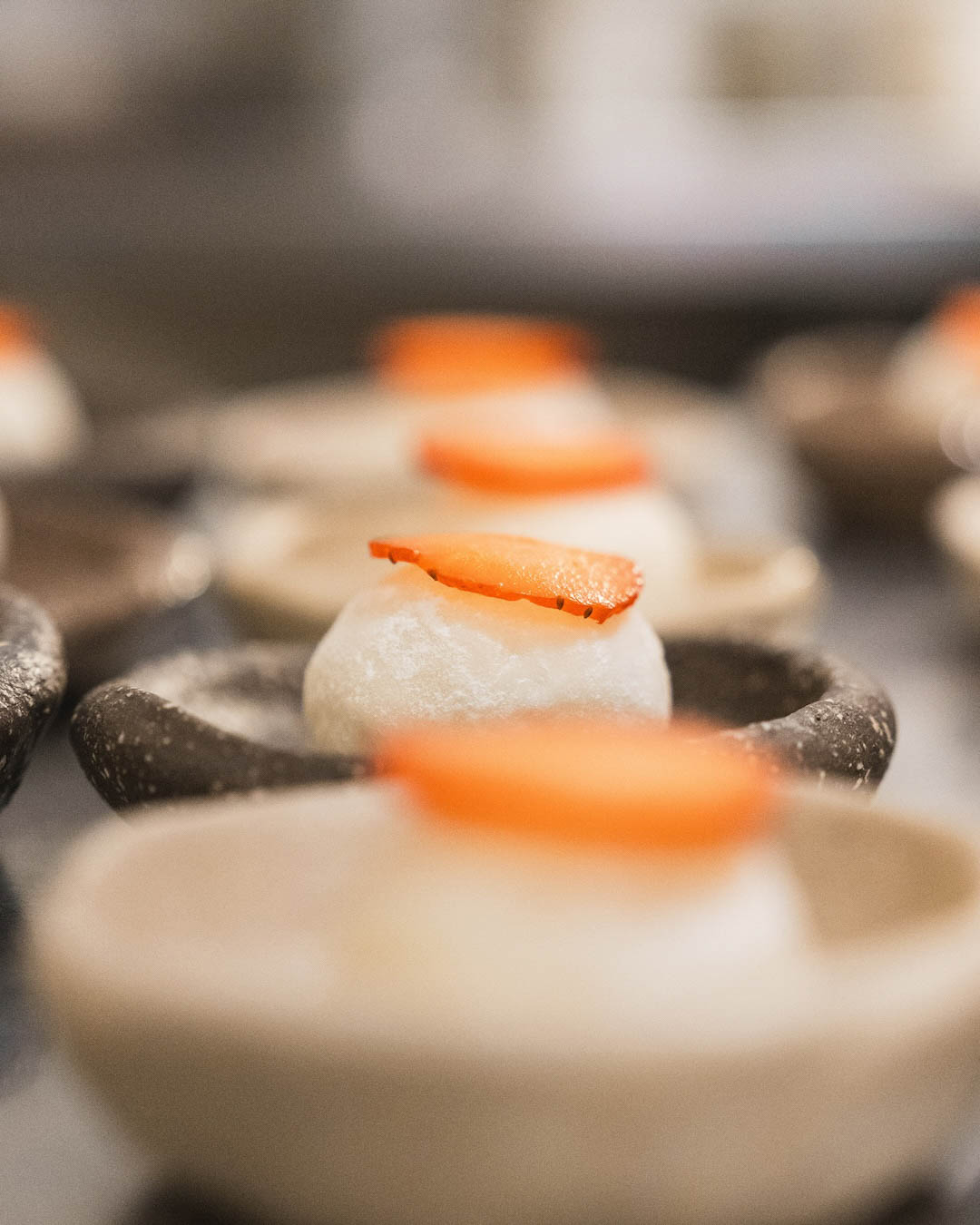 Piatto gourmet con impiattamento creativo servito durante evento in Puglia