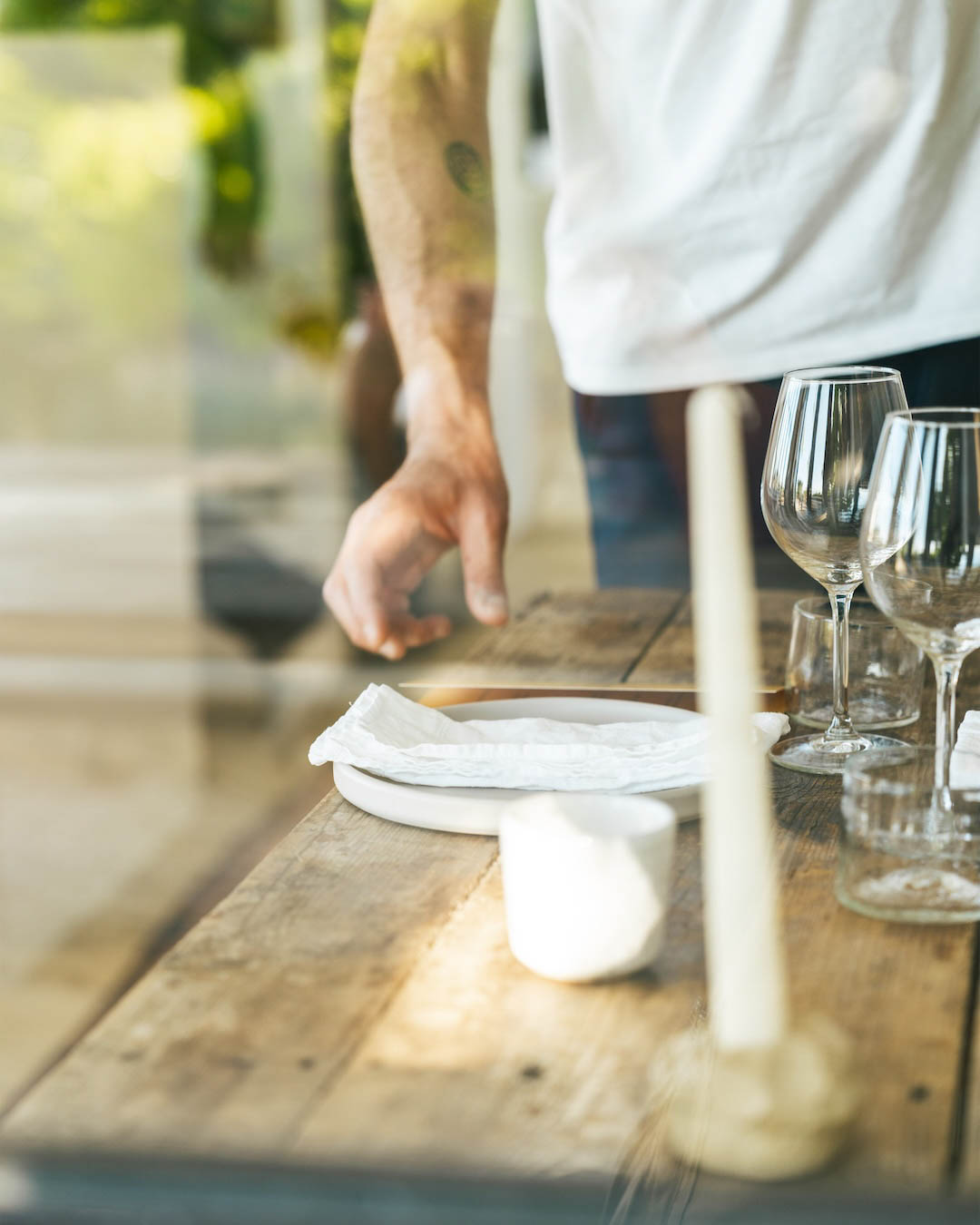 Tavola apparecchiata con dettagli eleganti per cena in masseria