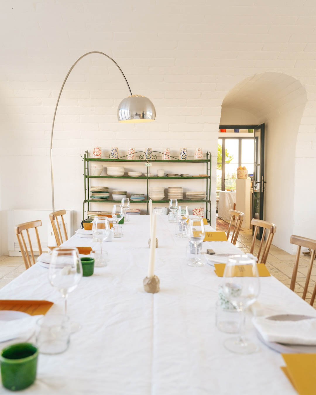 Tavola elegante allestita per evento esclusivo in Puglia